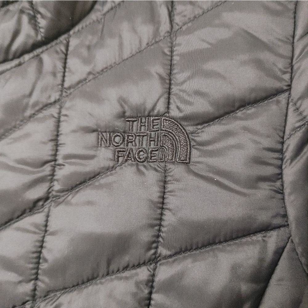 The North Face Women's Quilted Black Puffer Coat - Thermoball Parka - Picture 5 of 10
